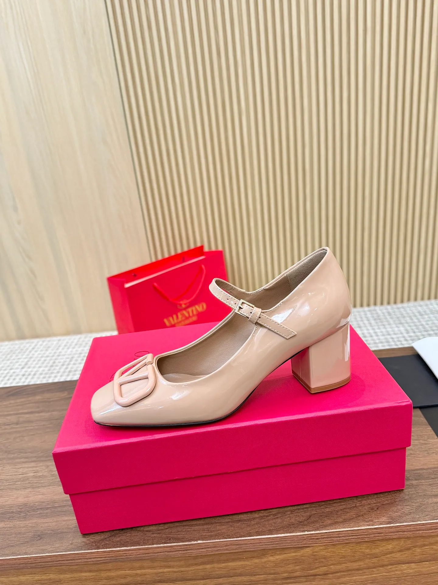 👟👟Ex-factory price 460👟👟 Genuine leather sole + 40 Valentino. Large v-buckle sandals ㊙️Latest series of counters Authentic grade version with perfect details. Authentic products are made one to one. All details are consistent with genuine ones. The upper foot is very pedicure type. The key point is that it is very good and easy to control. It does not grind the feet and does not tire the feet. Walking artifact, exclusive mold opening. The highest version on the market. Fabric: imported mixed sheepskin, lining and foot pads are all sheepskin. Code number (34 to 42) Customized sizes 34 and 42 are non-returnable and non-exchangeable. Heel height: 7.5CM. Rubber sole, leather sole +40